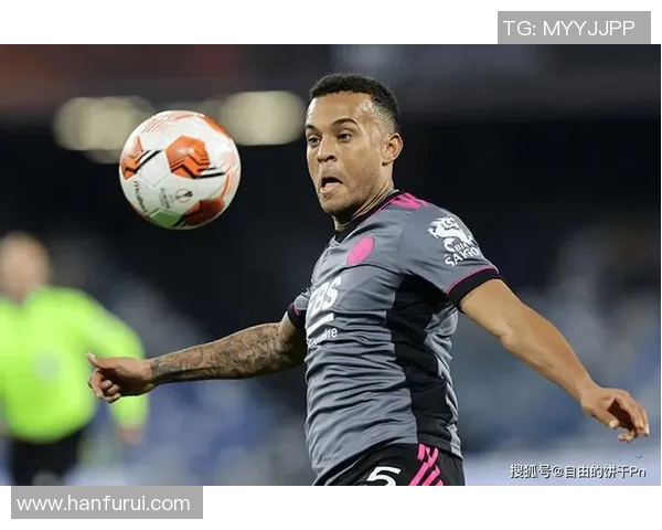 足球传奇在画布上奔跑：球星风采与艺术融合的视觉盛宴